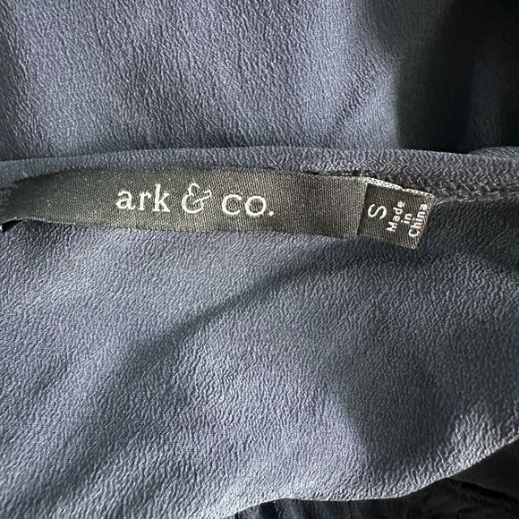 Short-Sleeve Neutral Top Bundle: Banana Republic, J.Crew, BCBG, Simons, ark & Co - Picture 12 of 14